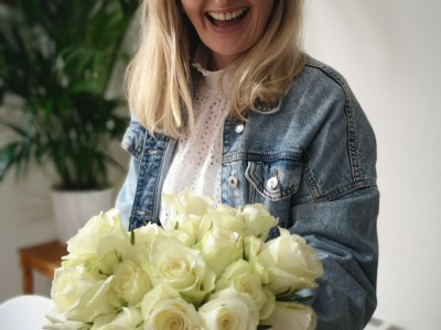 woman holding a rose bouqet